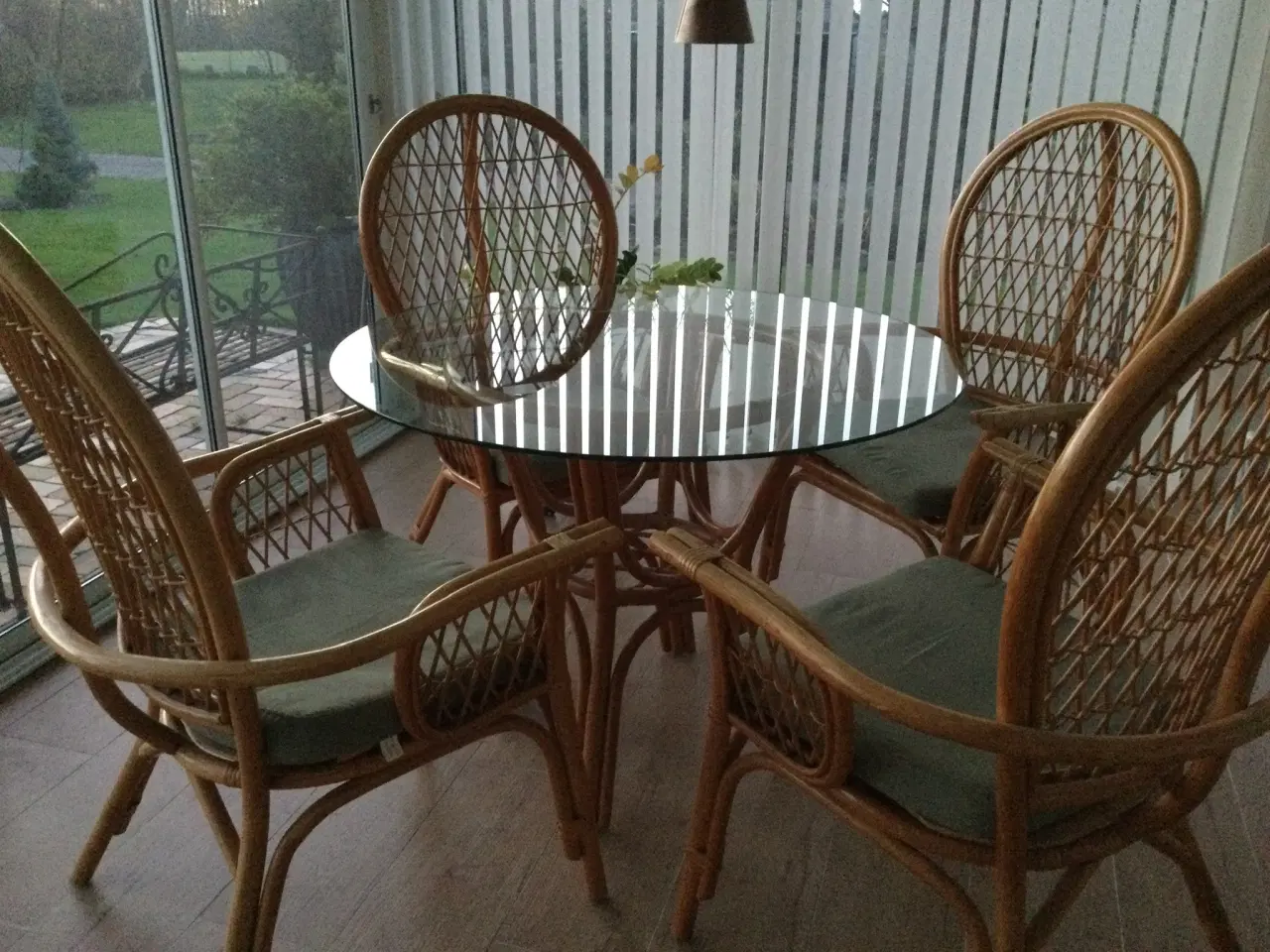 Billede 1 - Spisebord med 4 stole til havestue