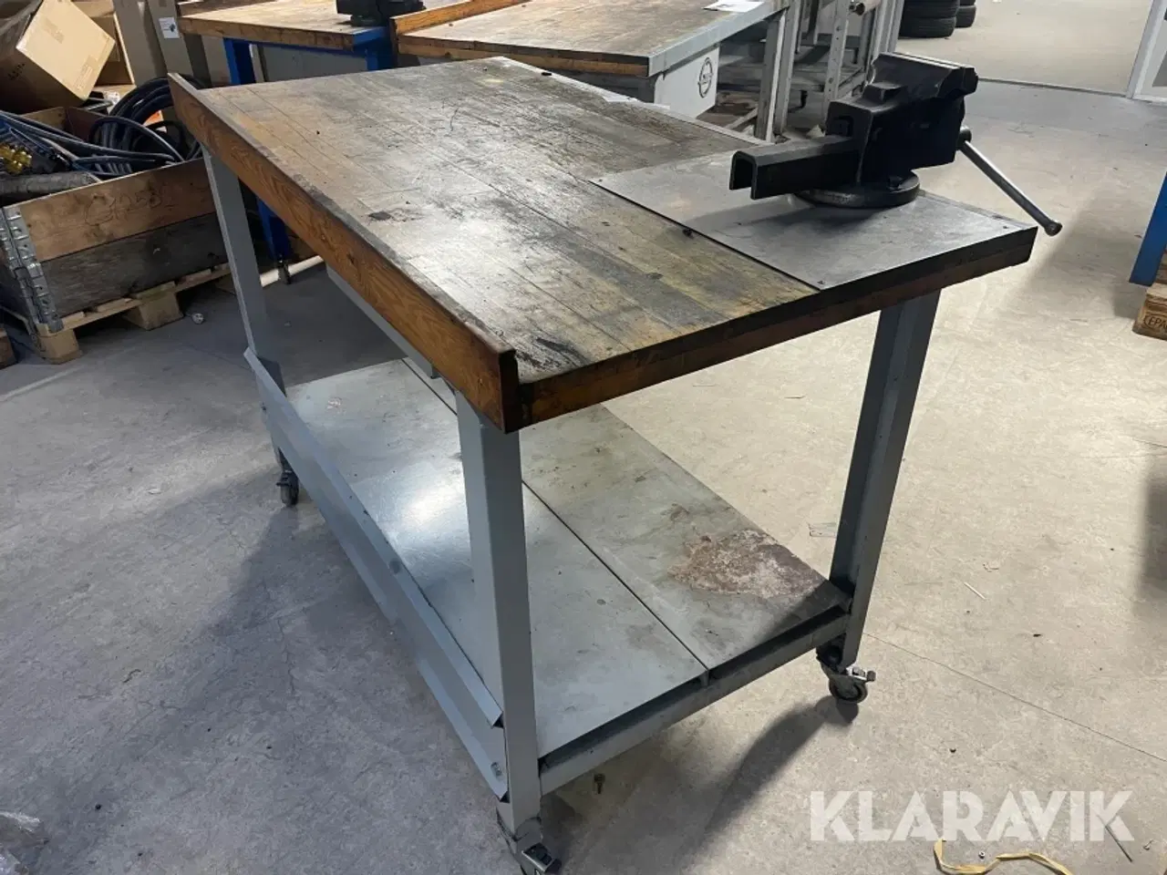 Billede 7 - Arbejdsbord på hjul med skruestik