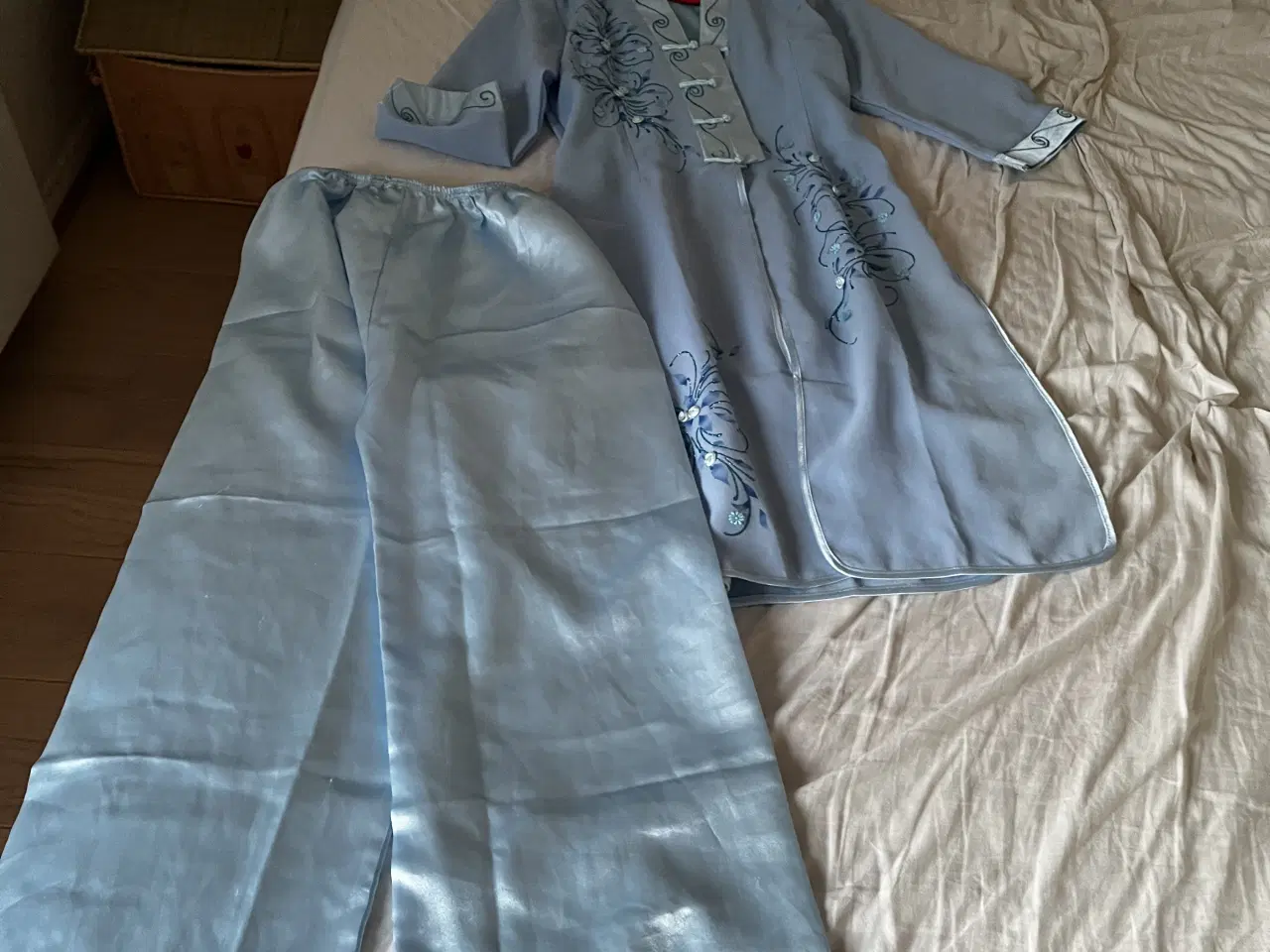 Billede 1 - Blåt pyjamas eller kinesisk sæt med busker og “jak