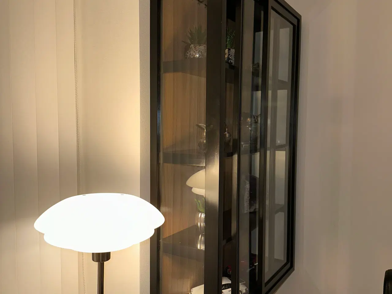 Billede 4 - Vitrine Vægskab med Skydelåger