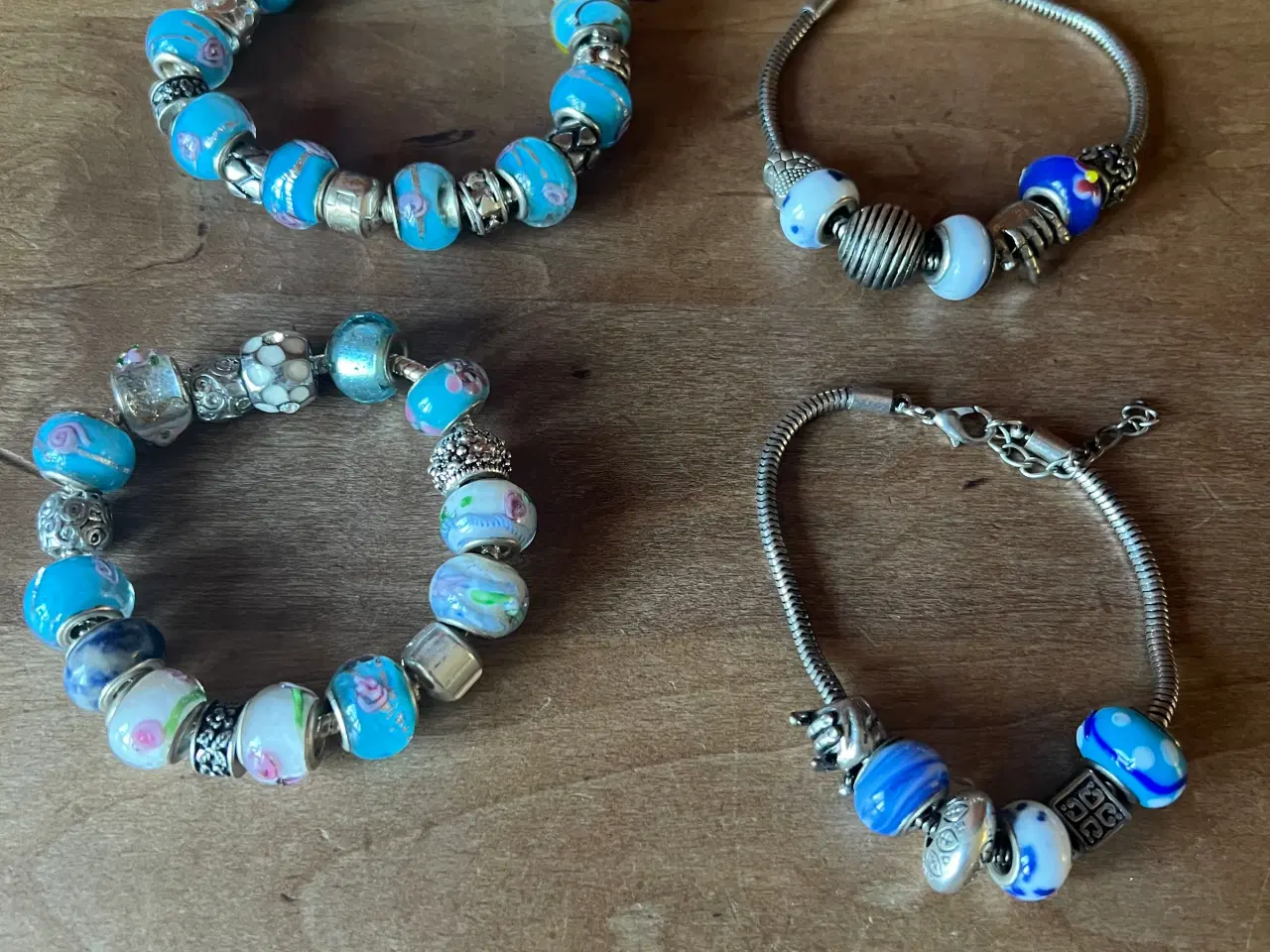 Billede 1 - Smukke armbånd med charms