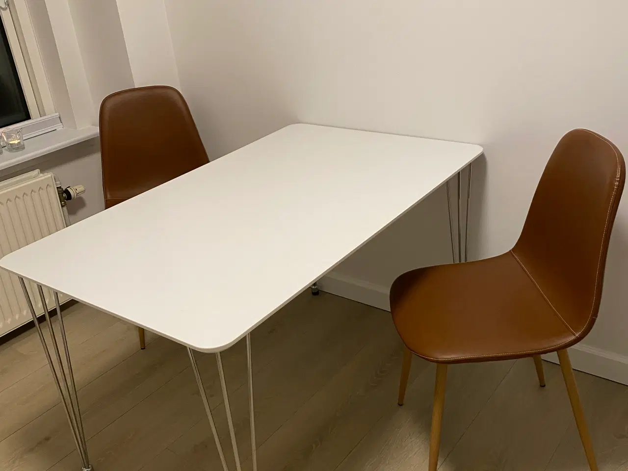 Billede 1 - Spisebord med 2 stole