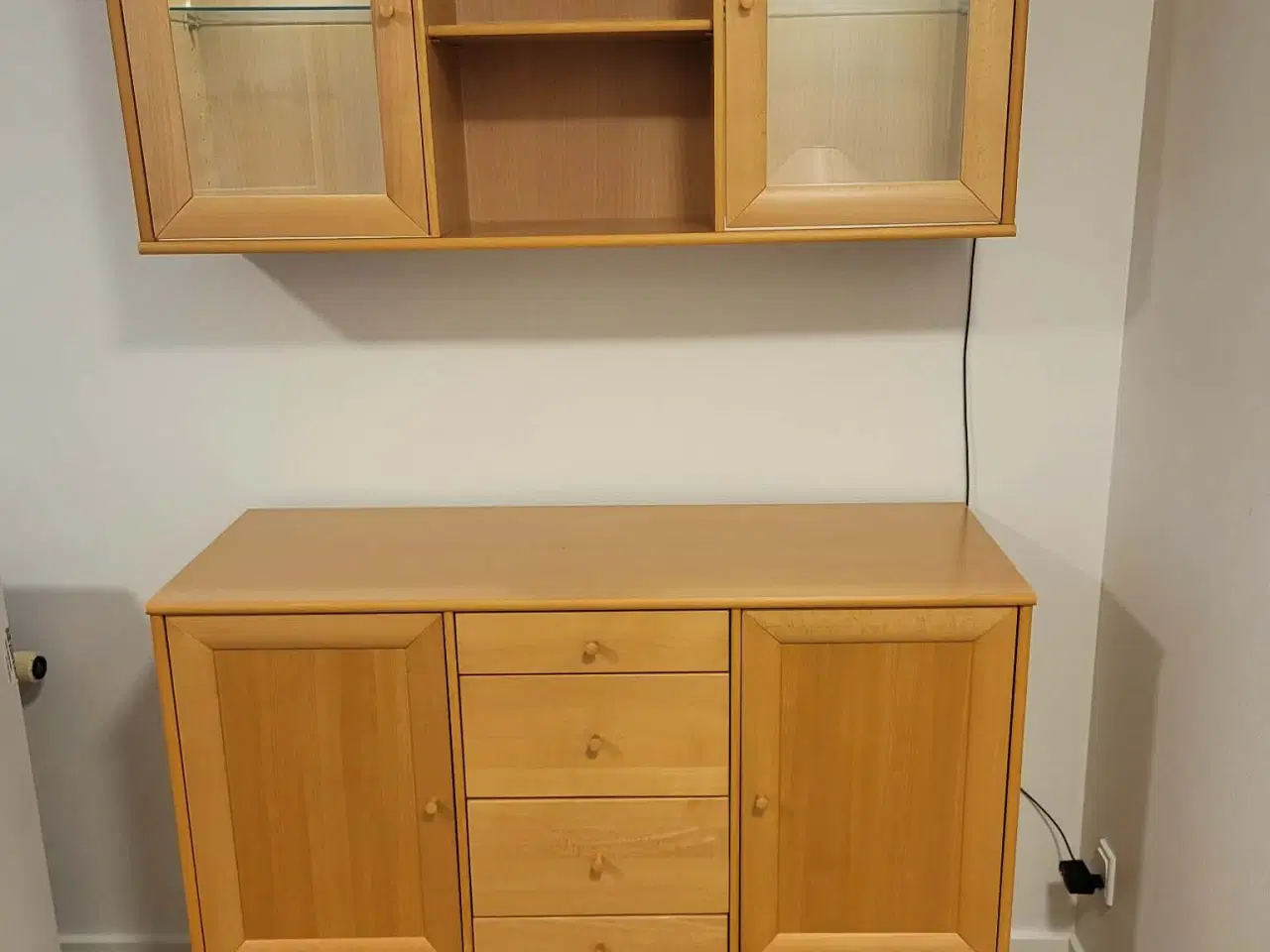 Billede 1 - Skænk og overskab med lys. 