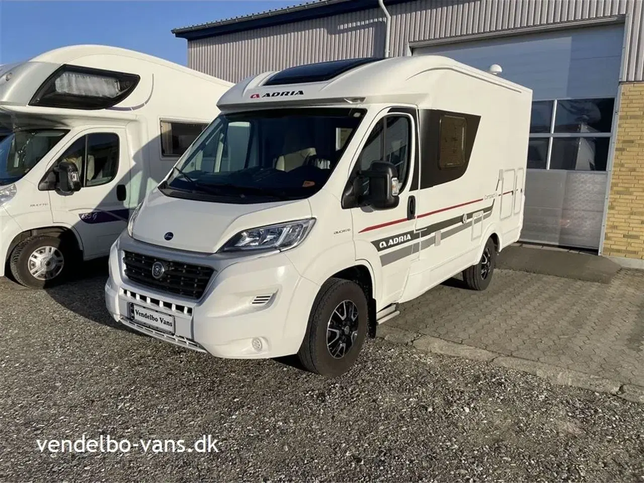 Billede 2 - 2018 - Adria Compact SLS   Smal camper på under 6 m længde - tryk på knappen og den vokser!