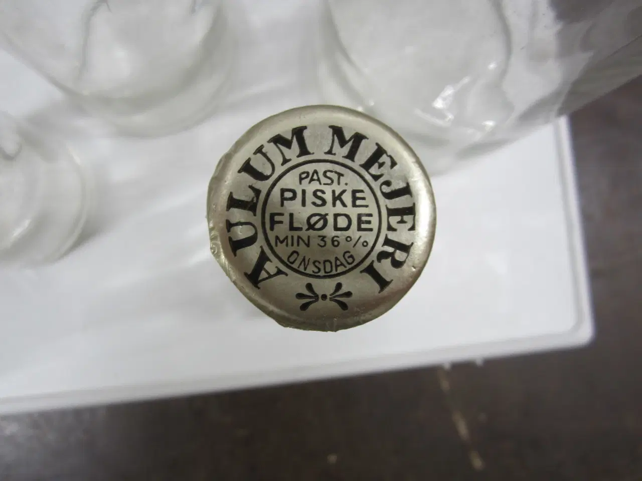 Billede 9 - Gamle mælkeflasker med kapsler