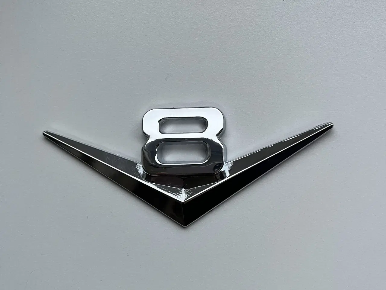 Billede 2 - V8 bil emblemer