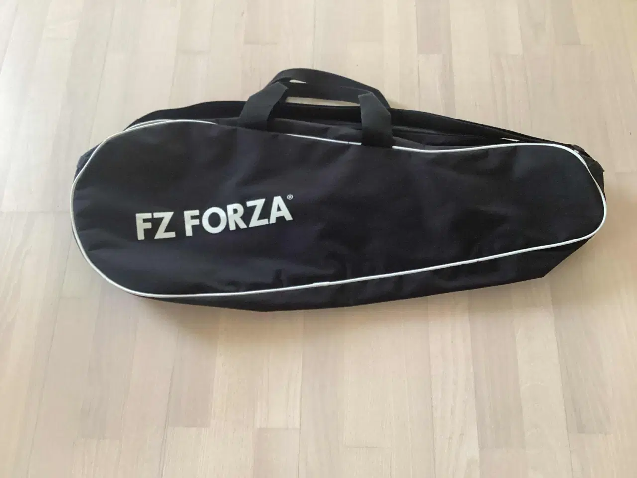 Billede 1 - Meget fin FORZA badmintontaske med flere rum
