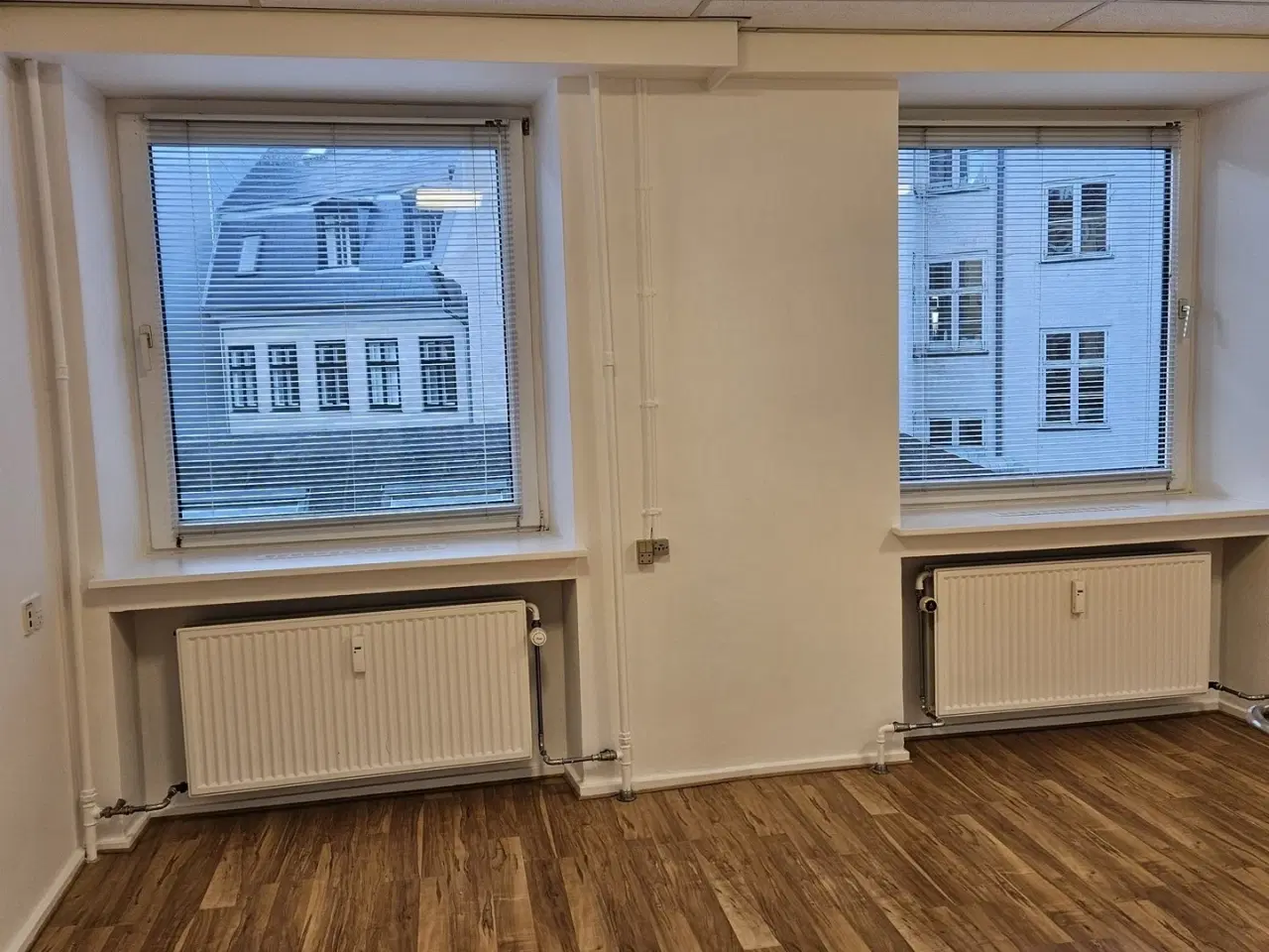 Billede 7 - Stort kontor med faciliteter, beliggende nær offentlig transport.