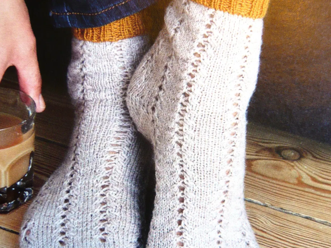 Billede 9 - Strikkehæfter med sokker, strømper og sutsko (6)