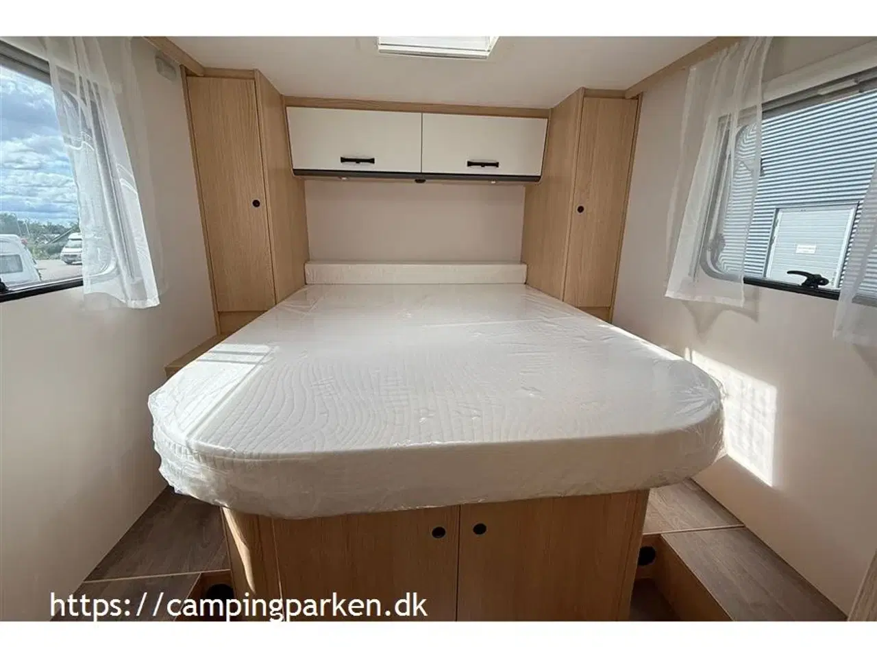 Billede 9 - 2025 - SunLight VAN V69 Adventure Edition   Sunlights populære smalle Van - med queens bed, automatgear, markise og cykelholder