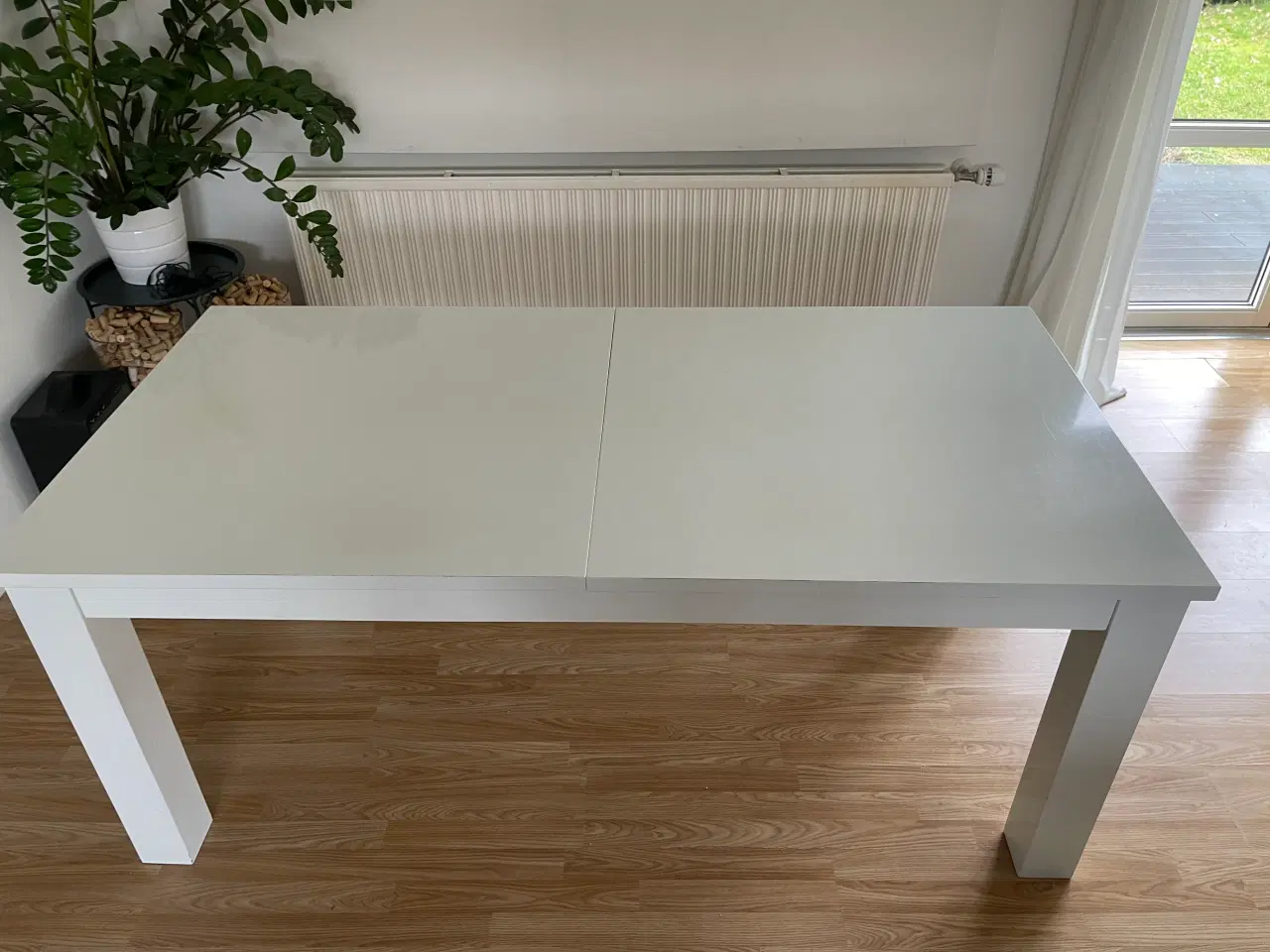 Billede 2 - Hvid solid spisebord med udtræk og 2 tillægsplader