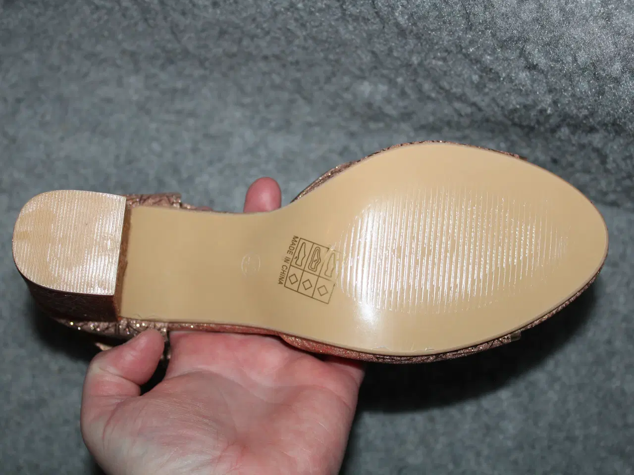 Billede 8 - Champagne farvet sandal med rem str. 39