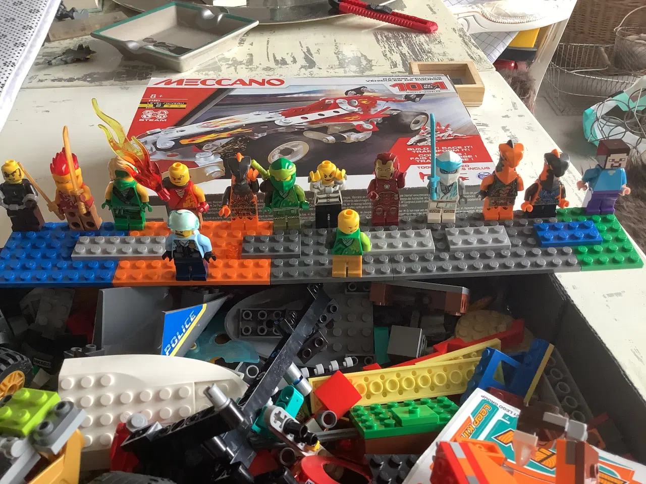 Billede 2 - Stor Lego lot. Med bl.a. 14 minifigurer