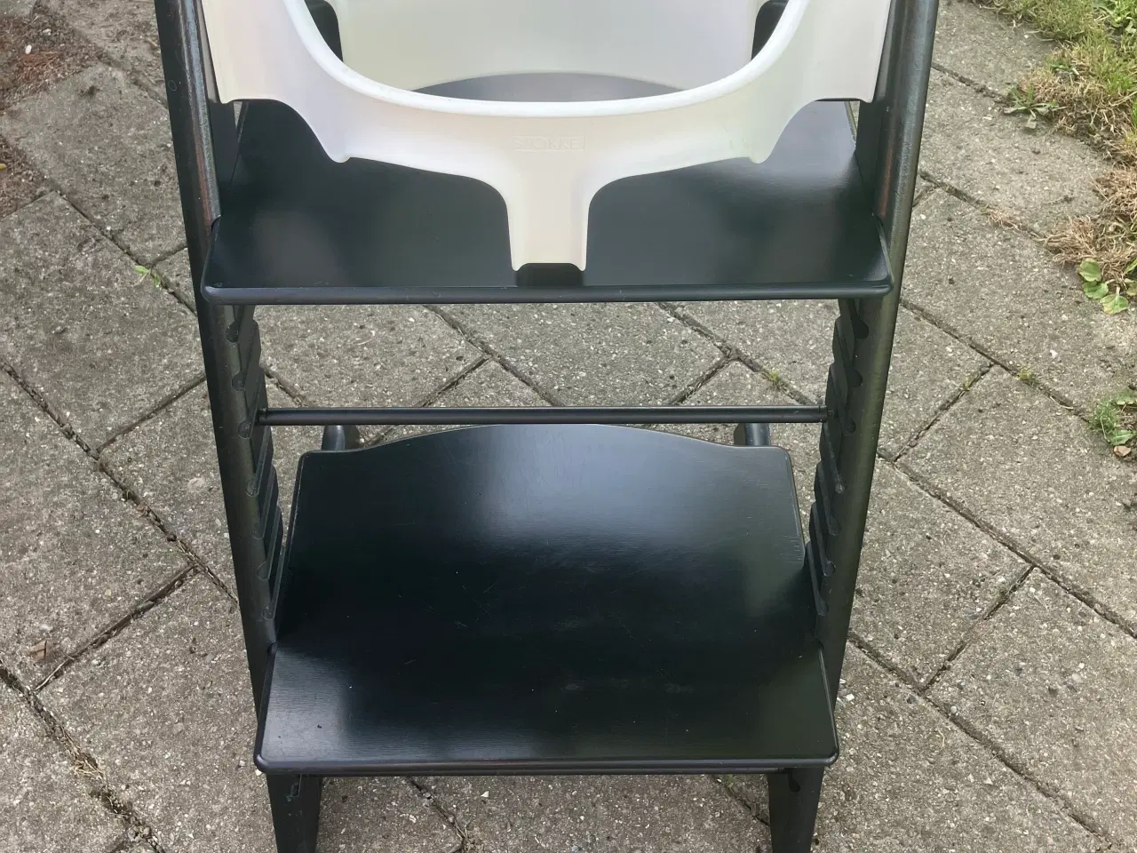 Billede 1 - Sort stokke stol m plastik indsats & ryg.Nye model