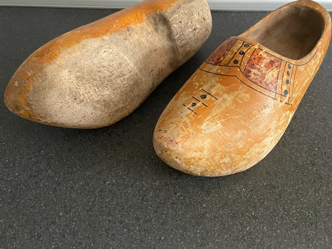 Billede 2 - Gamle træsko lavet af træ