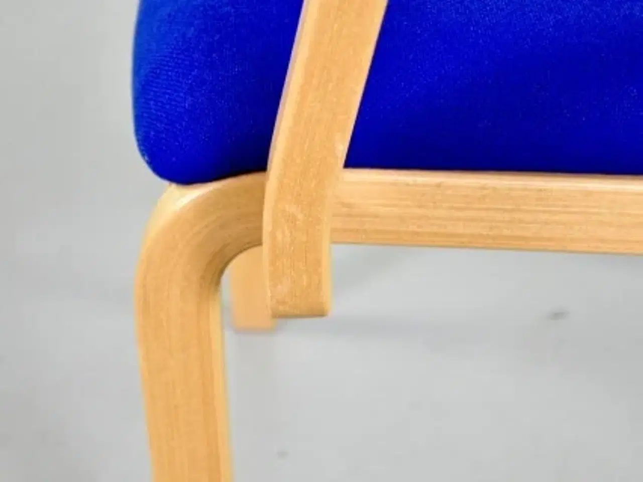 Billede 7 - Farstrup konferencestol i bøg med armlæn og blå polster.