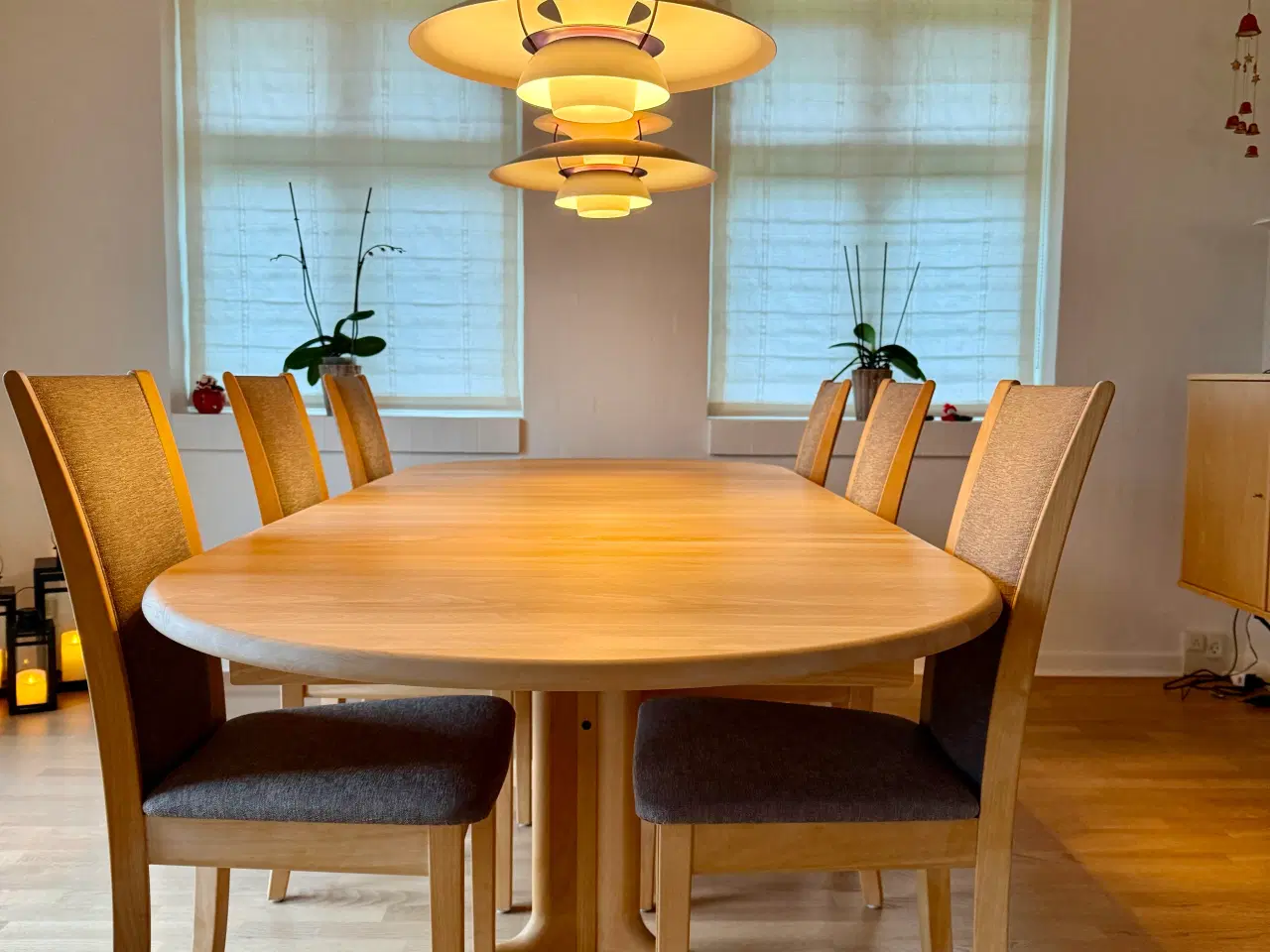 Billede 1 - Velholdt Skovby spisebord og stole sælges