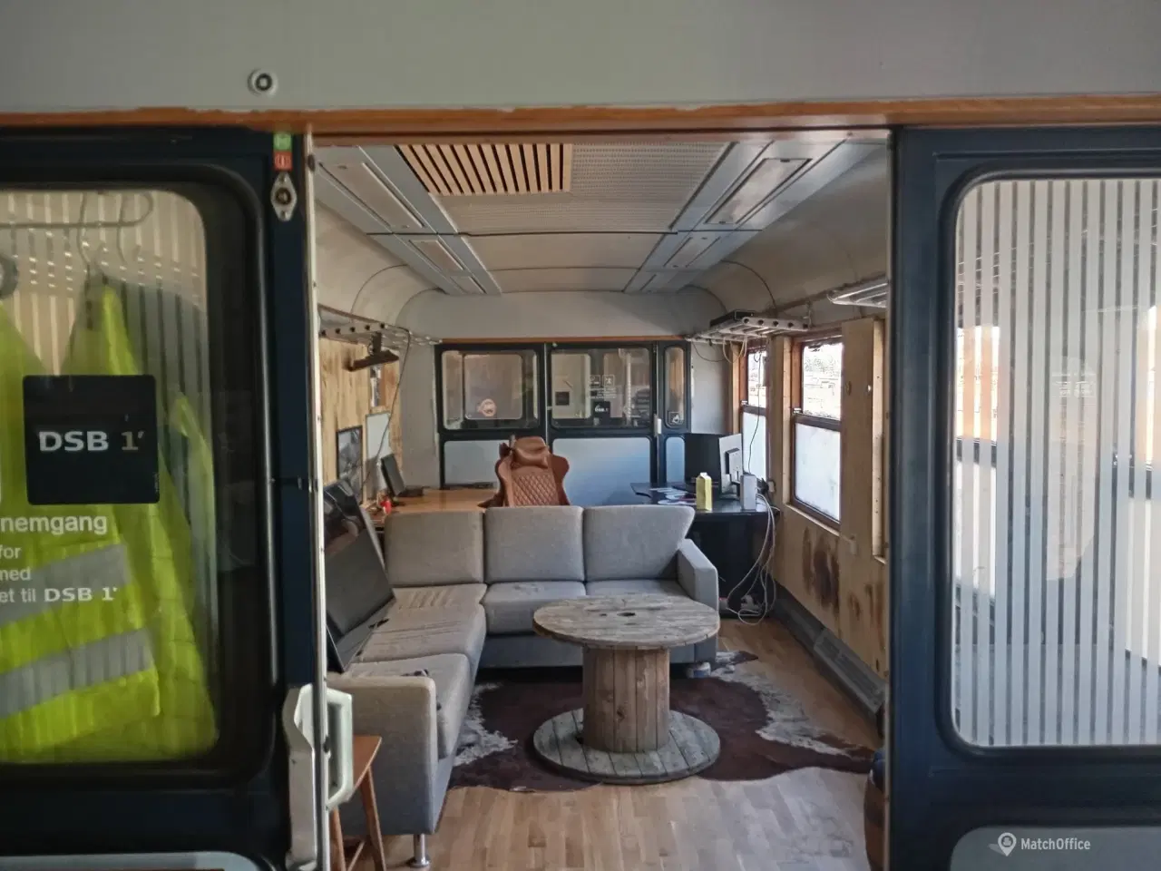 Billede 3 - Unikt værksted med lastbil grav. Tidligere lejer drev smede firma på adressen stbil grav. 100 m2 kontor grund ca 3000 m2.til leje på Jens Holms Vej 37.