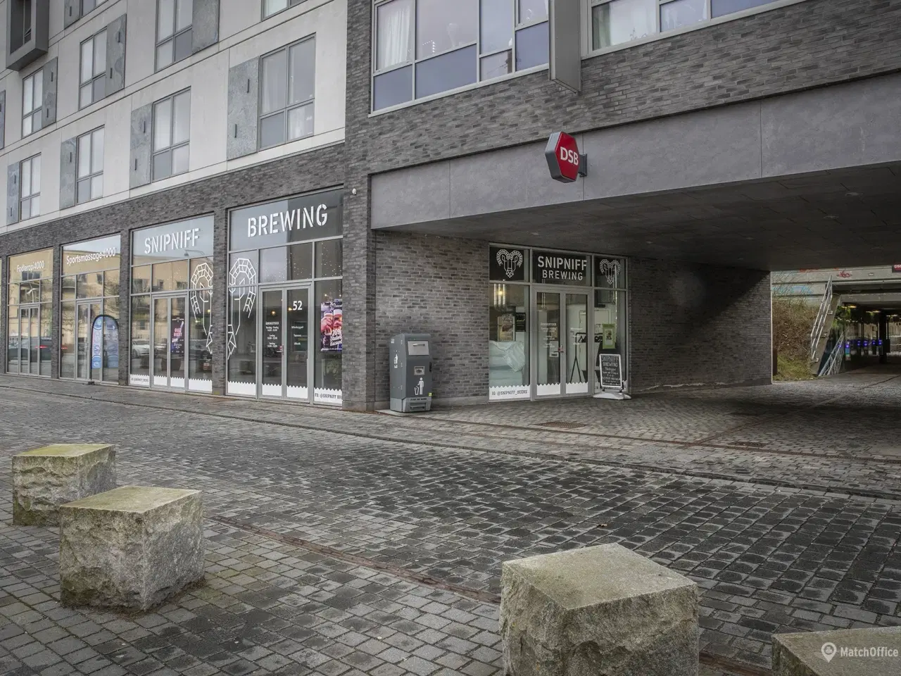 Billede 10 - Centralt beliggende butikslejemål ved Trekroner Station