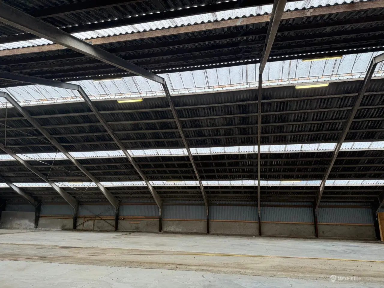 Billede 2 - Lagerhal udlejes