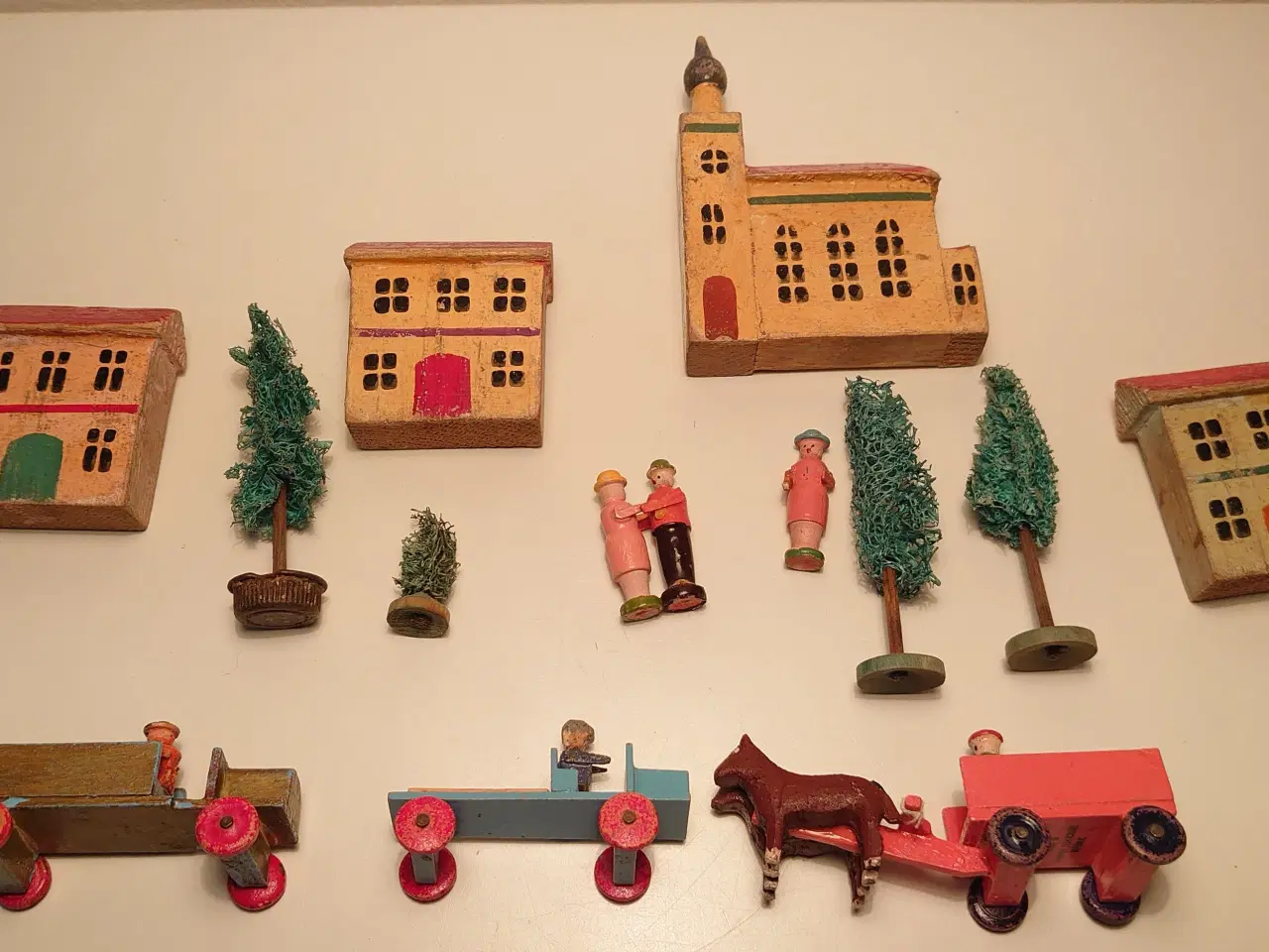 Billede 7 - Erzgebirge:Miniature by med køretøjer, figurer mm.