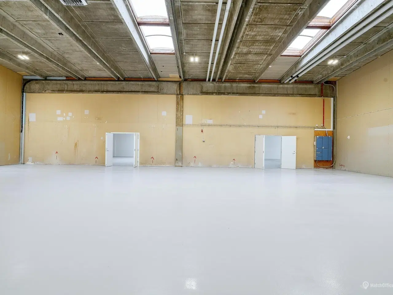 Billede 9 - Stort og højloftet lagerlokale med tilhørende kontorlokale.
