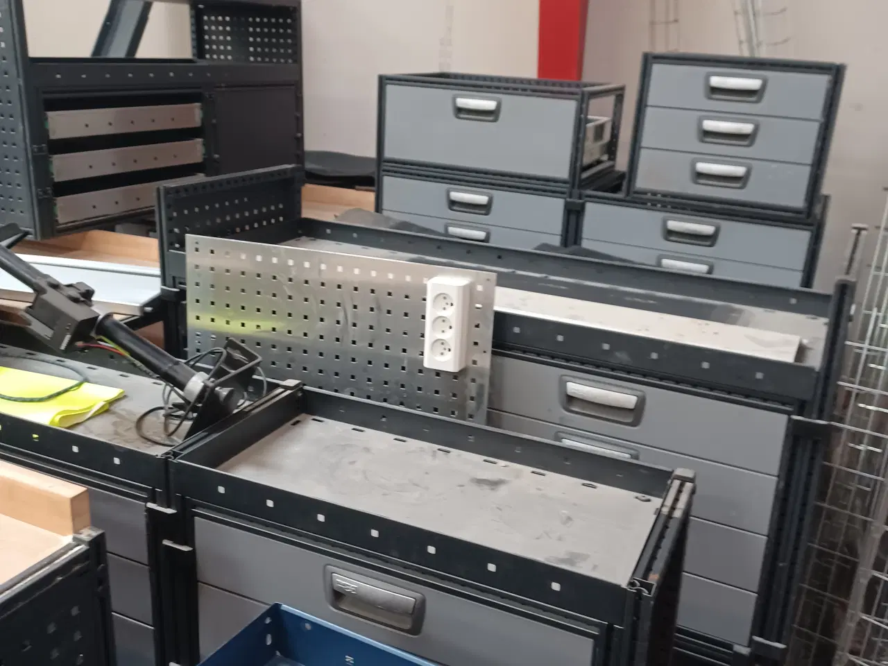 Billede 9 - varebil reoler på lageret