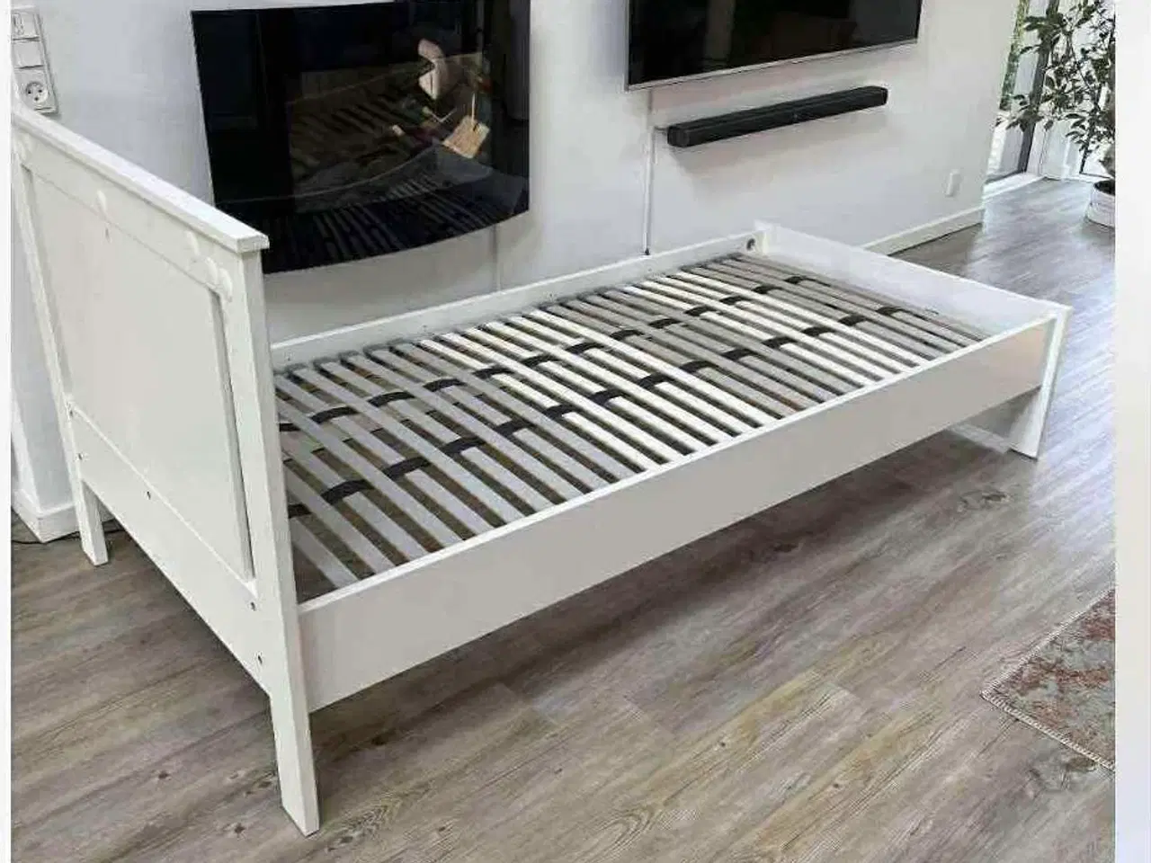 Billede 3 - Fin seng fra IKEA sælges med madras og topmadras.