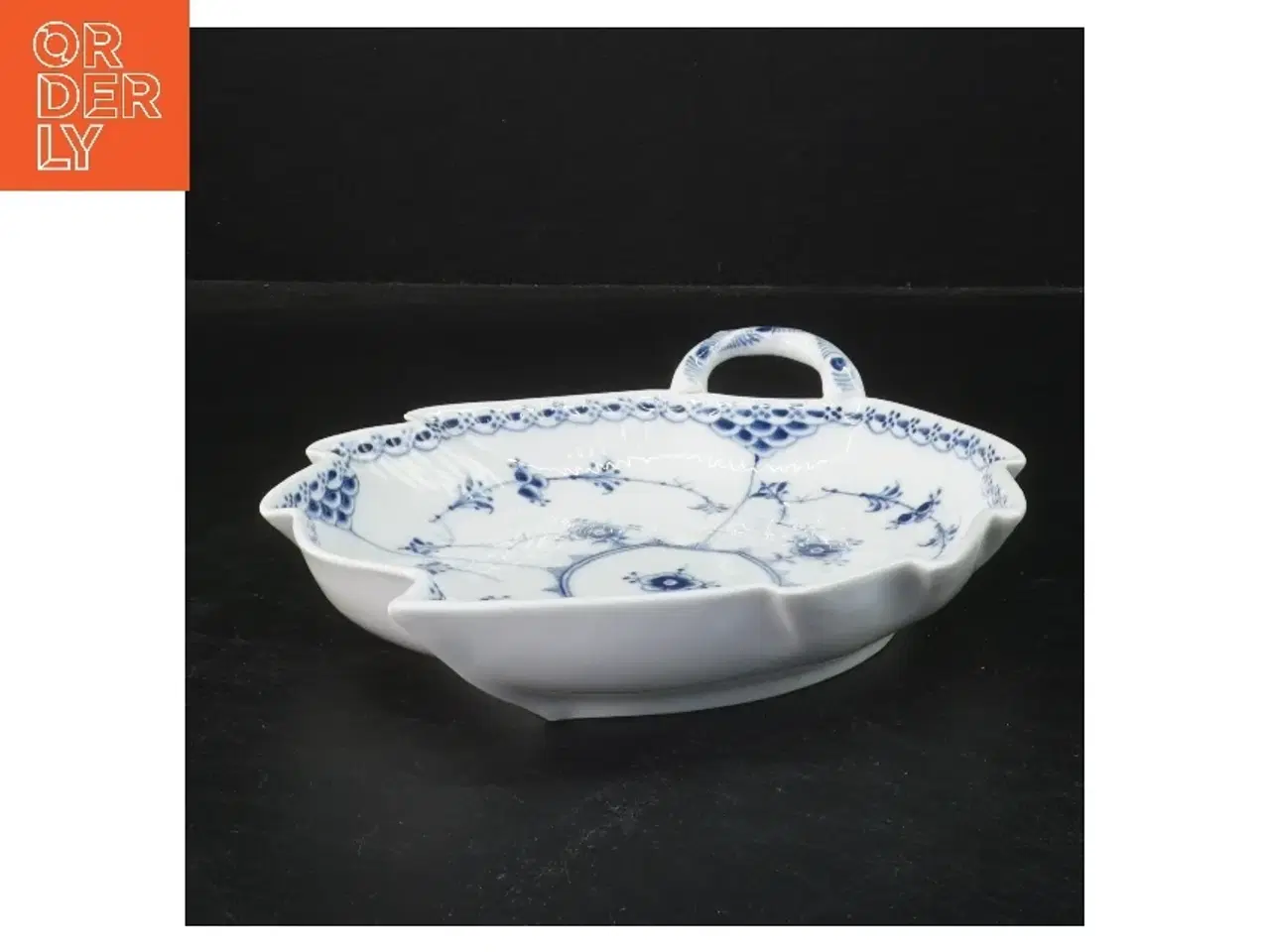Billede 2 - Musselmalet porcelænsfad med hank fra Royal Copenhagen (str. Ø 21x Ø17 cm)