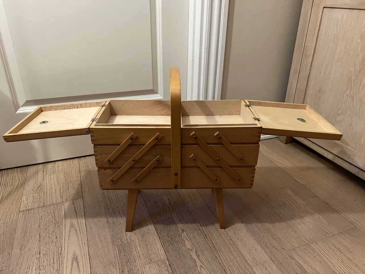 Billede 4 - Smukt retro syskrin på ben 