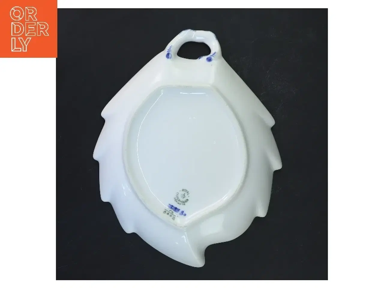 Billede 3 - Porcelænsskålmed blå blomst motiv, Royal Copenhagen (str. 23x18 cm) fra Royal Copenhagen