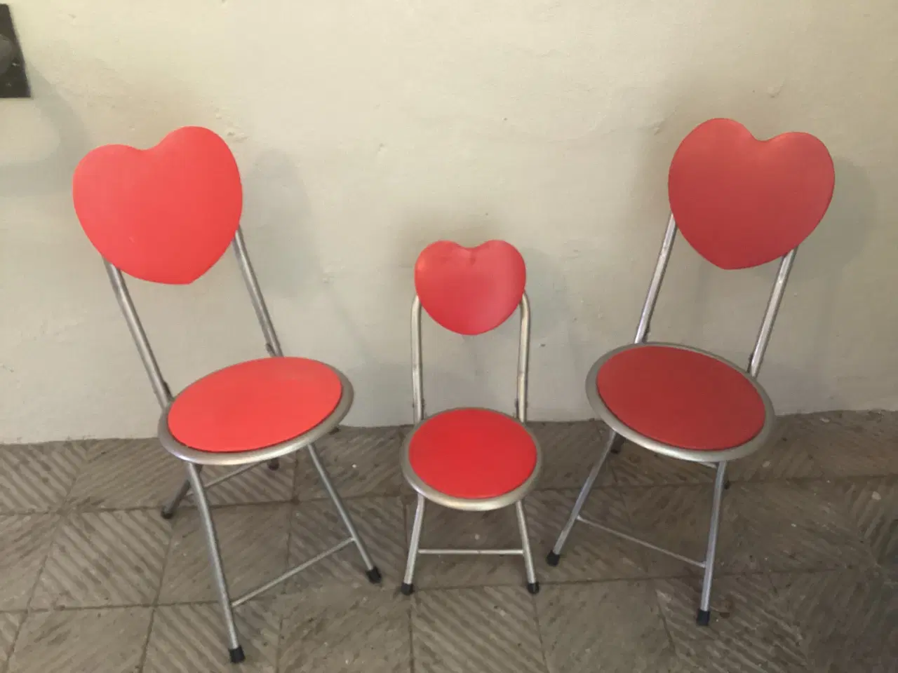 Billede 2 - 3 hjerteformede klapstole Af Lisbeth Dahl