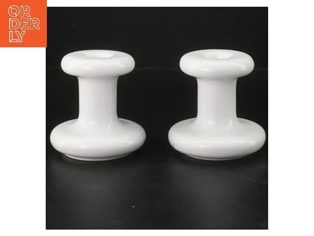 Billede 1 - To hvide lysestager (str. 8,5 cm)