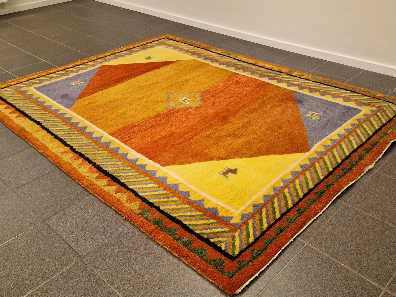 Billede 2 - Flot farverigt tæppe.