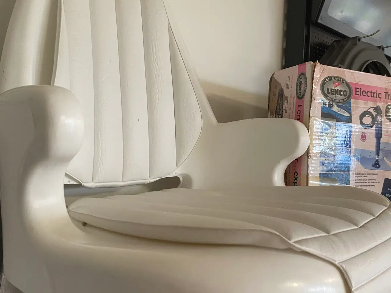 Billede 2 - Styrestol i hvid plastik