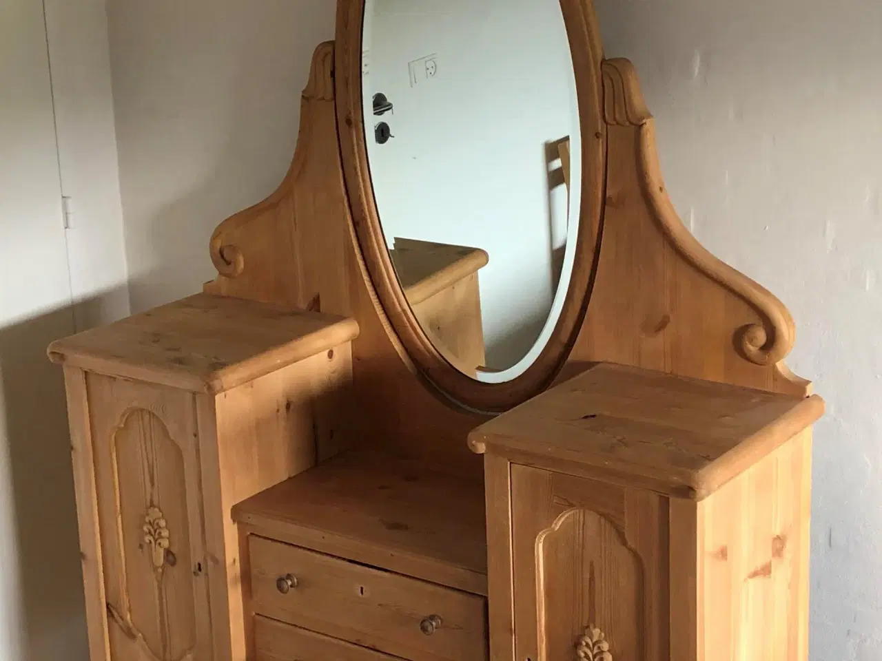 Billede 1 - Afsyret spejlmøbel med 2 skuffer, 2 sideskabe