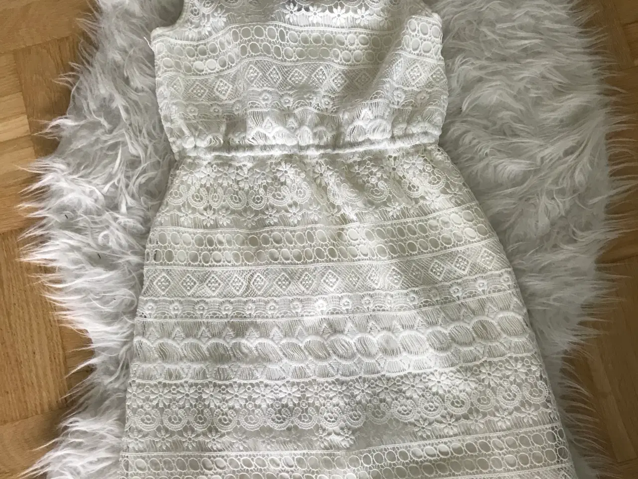 Billede 4 - Hvid kjole med broderinger 