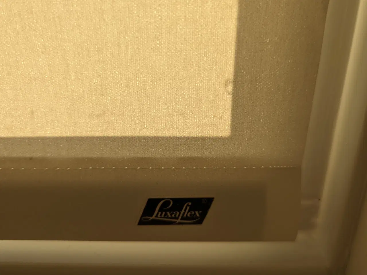 Billede 1 - 2 stk flotte Luxaflex hvide rulle gardiner u. fejl