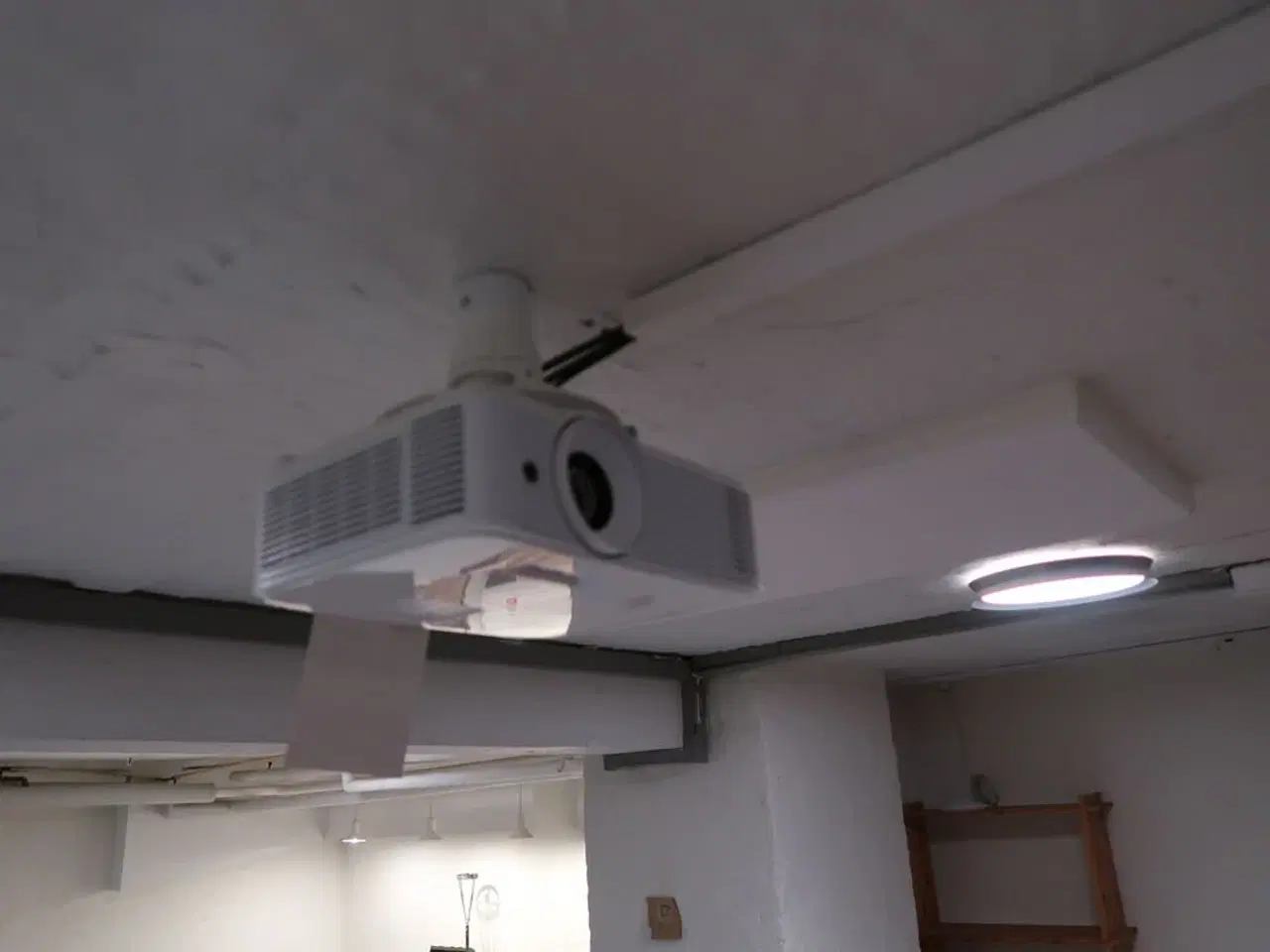 Billede 2 - Optoma projektor + lærred & højtalere