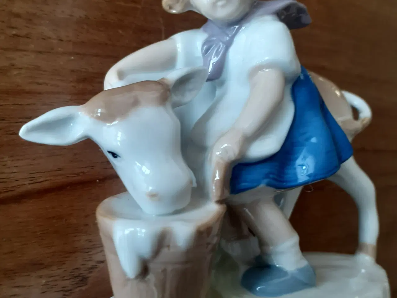 Billede 1 - Pige, der giver kalv mælk - Gräfenthal