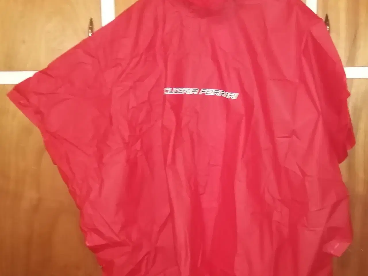 Billede 2 - NY FERRARI PONCHO 100% VANDTÆT, ONESIZE