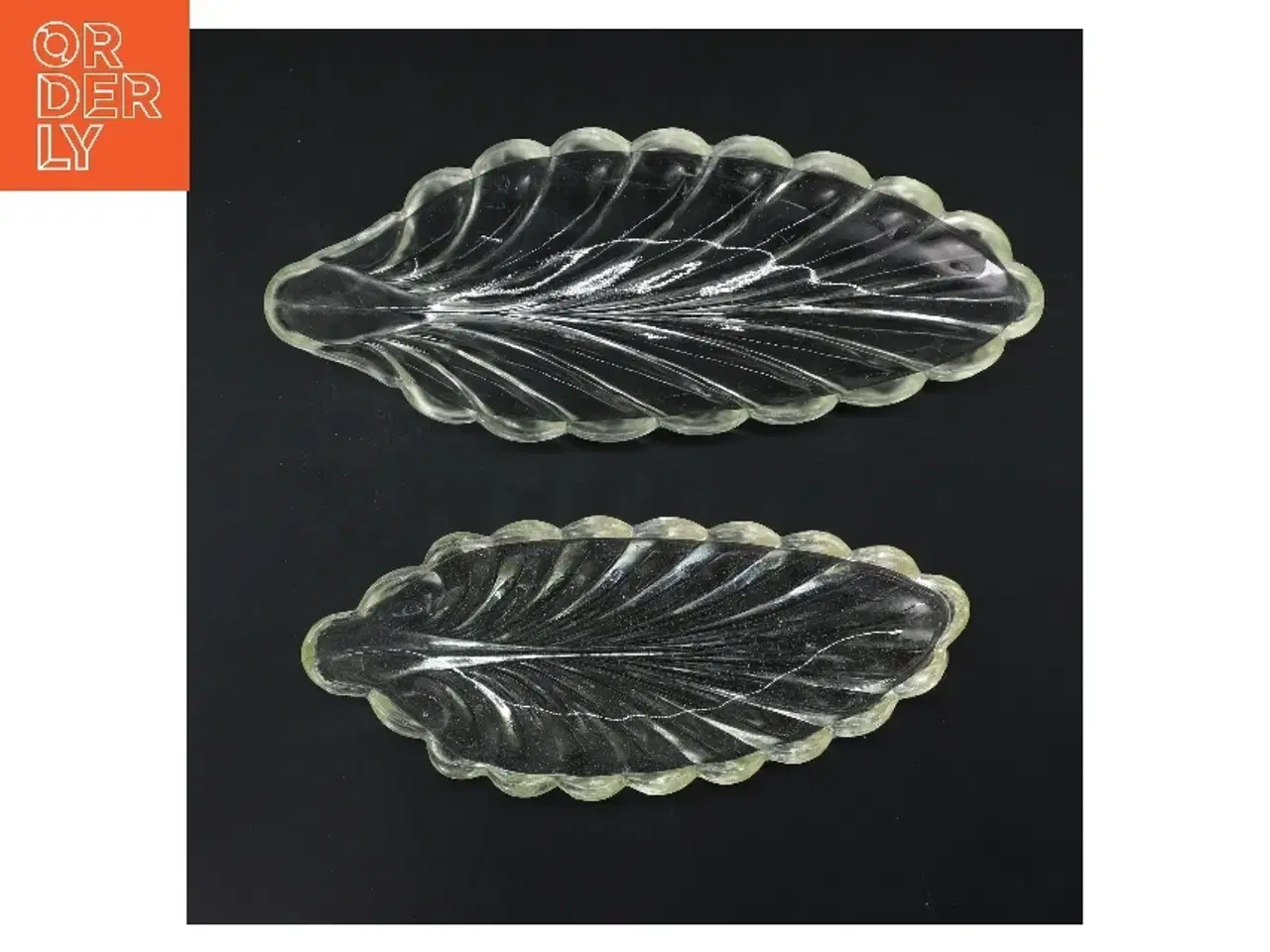 Billede 1 - Glasfade bladformet, 2 stk (str. 2 stk 24 & 28 cm)fra holmegaard