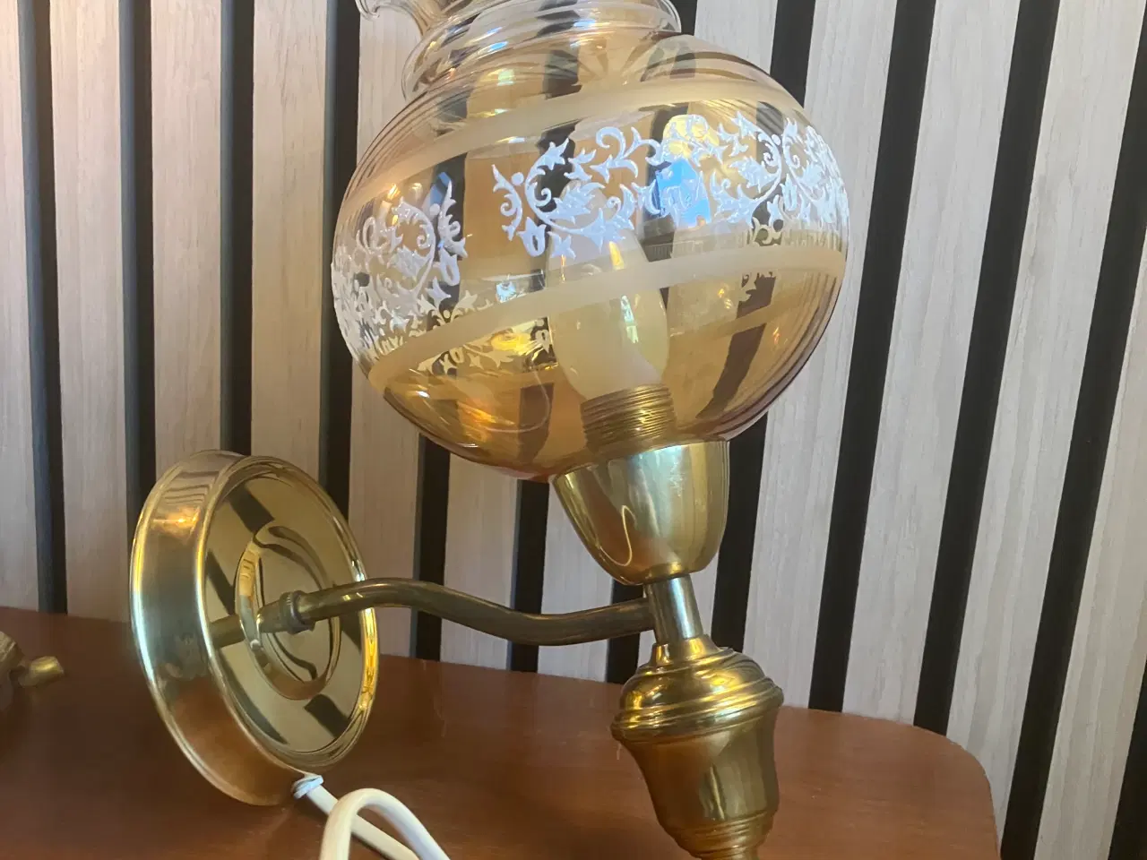 Billede 2 - Væglampe med ravfarvet glas