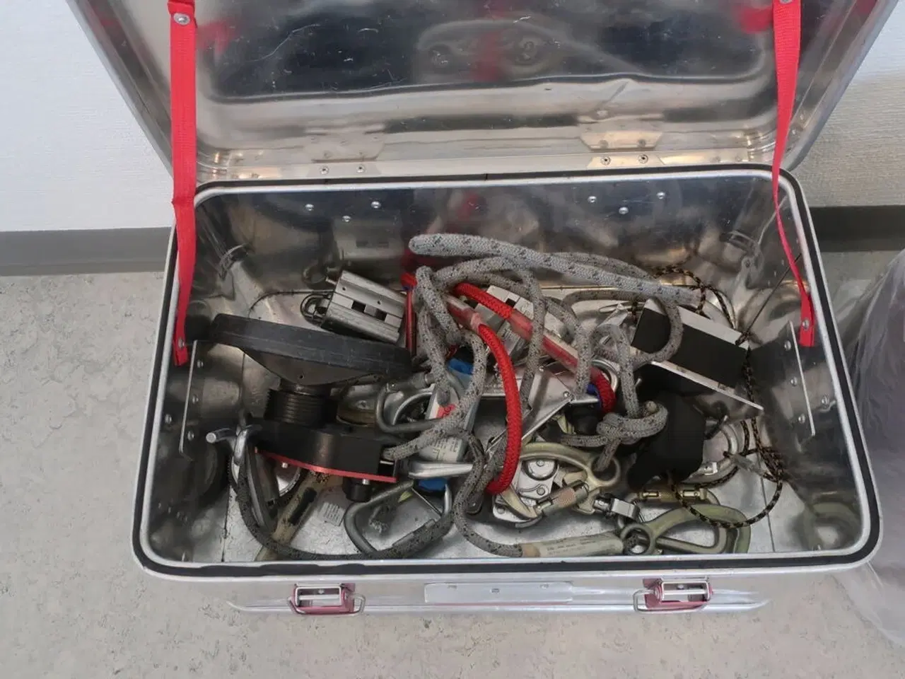 Billede 1 - Redningshejs SKYLOTEC MILAN & alukasse inkl. indhold