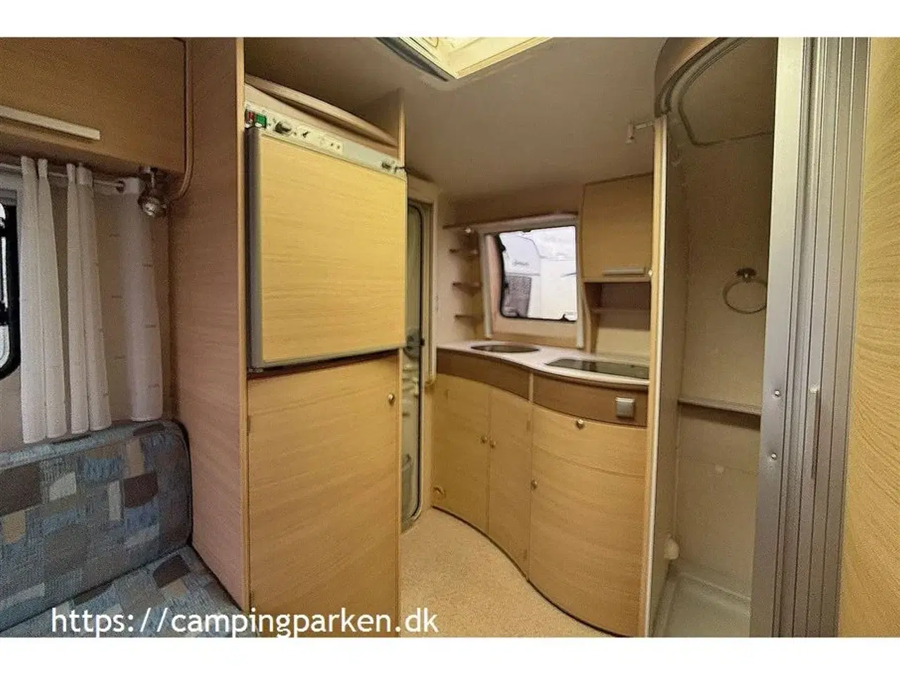 Billede 5 - 2009 - Adria Action 361 LH   Adrias unikke rejsevogn. Kompakt vogn m. køleskab, toilet og køkken. Totalvægt kun 1000 kg.
