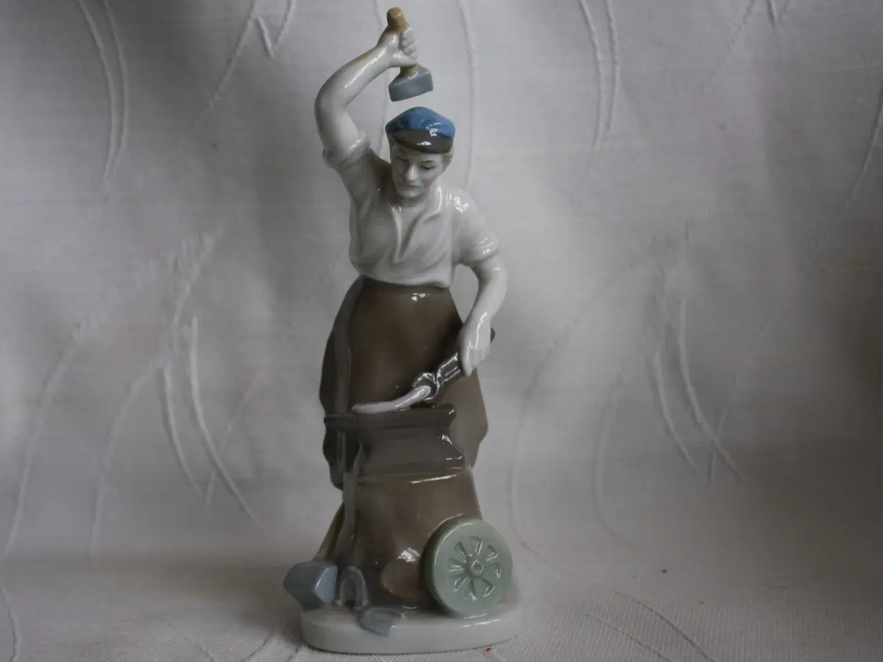 Billede 1 - Porcelænsfigur af smed