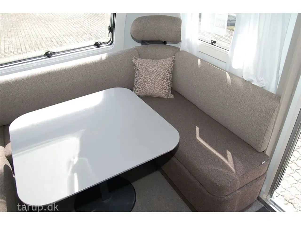 Billede 9 - 2023 - Adria Alpina 663 UK   Dobbeltsengs- og køjevogn, rundsidde-gruppe, ALDE varme, Truma Aircon. vandbåren gulv-varme,