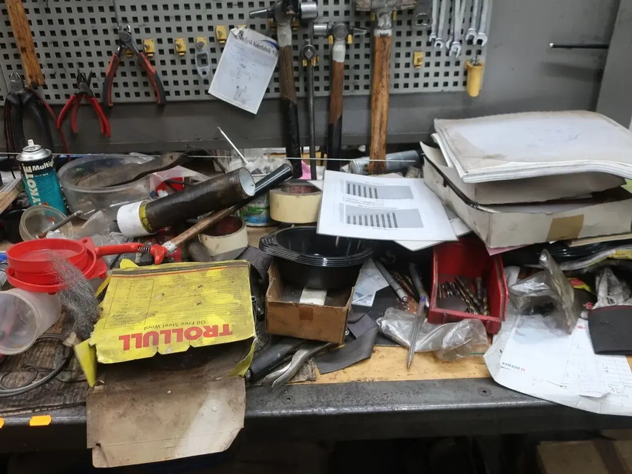 Billede 8 - Arbejdsbord med skruestik, værktøjstavle med div. Værktøj m.m.