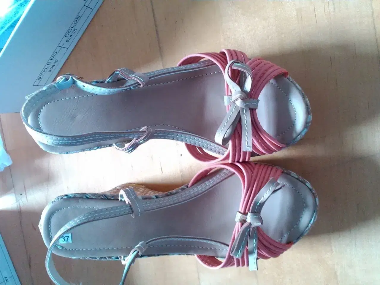 Billede 1 - Sandaler med kilehæl