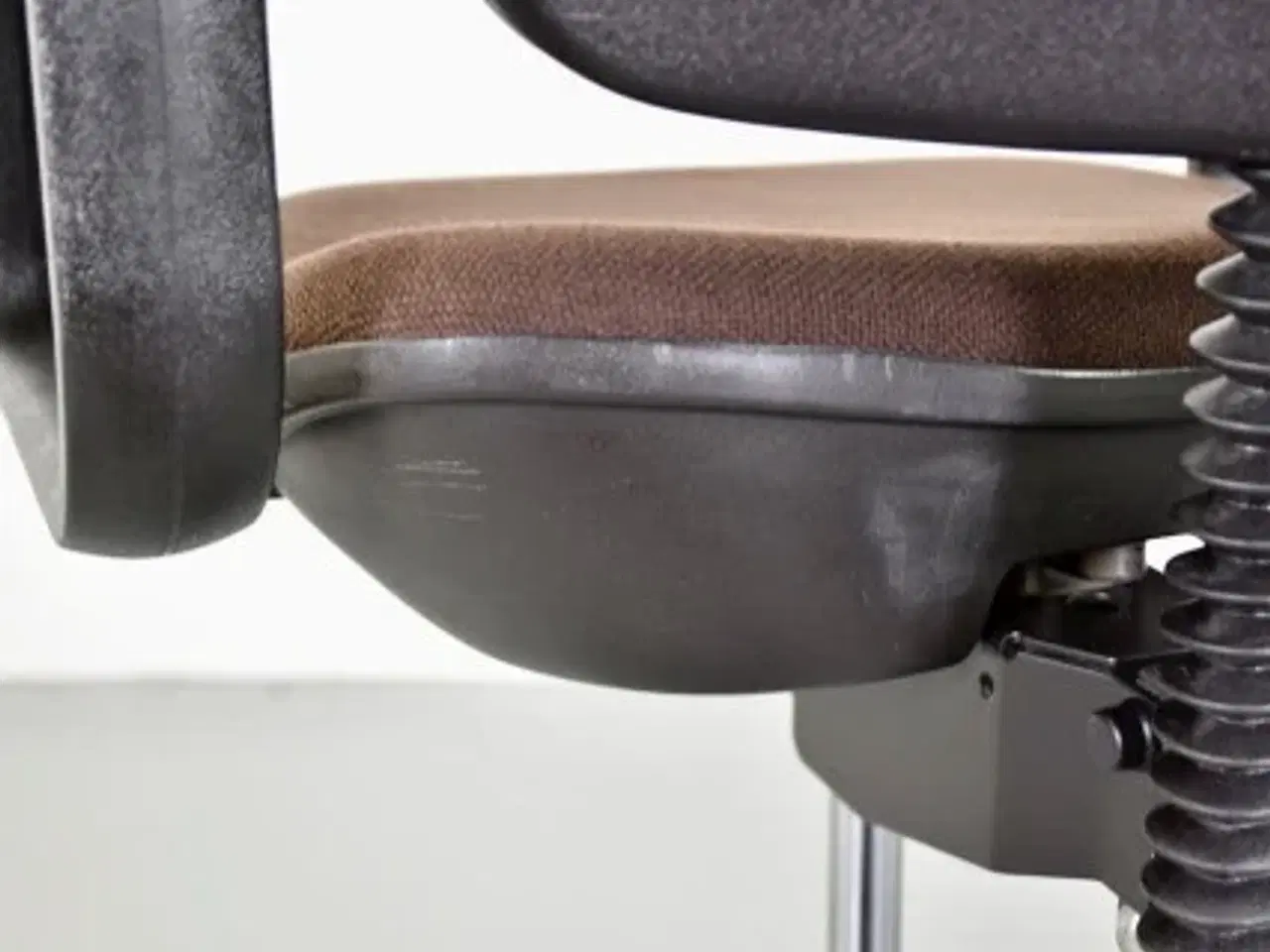 Billede 7 - Dauphin kontorstol med brunt polster og sorte armlæn